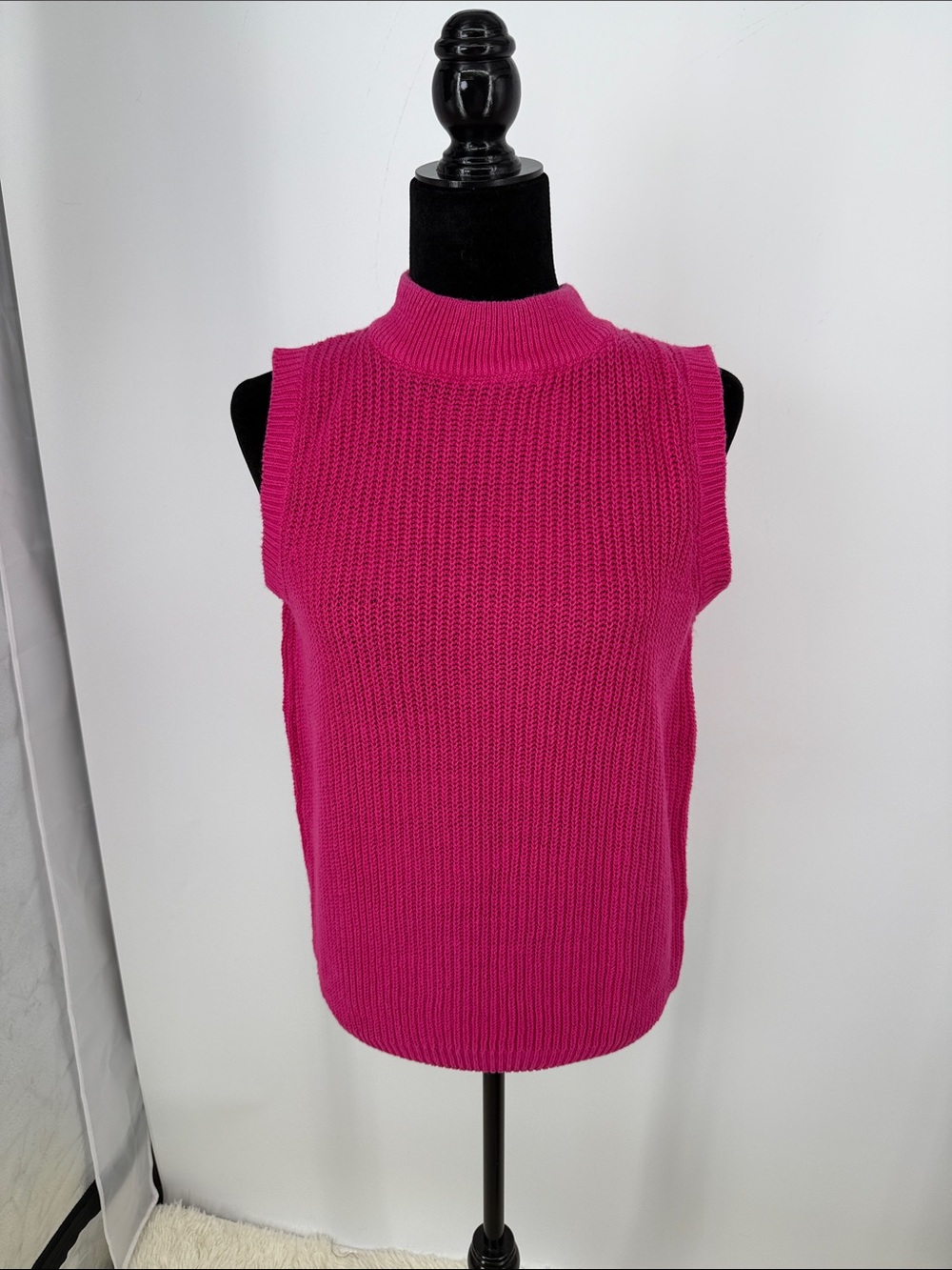 Vtg Michelle Stuart Sleeveless Mock Neck Knit Top in Bright Fuchsia size Large